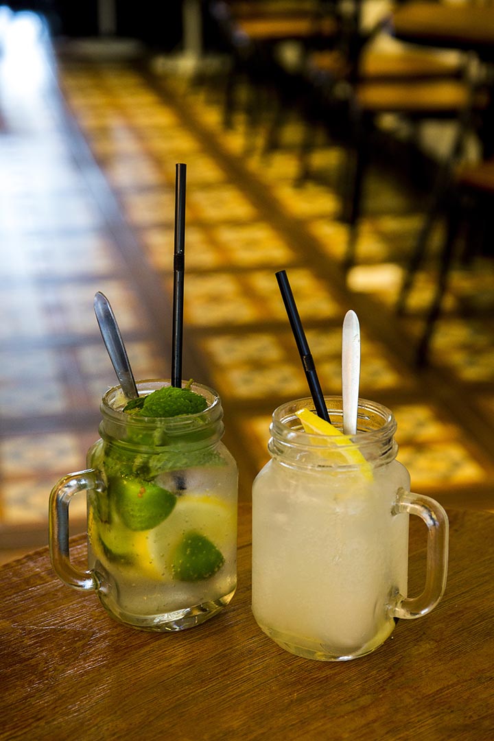 (左)Fresh Lemonade $38、Lime Soda $45
喜歡前者的新鮮薄荷味,夠清新。後者偏酸,提神醒腦。 攝:羅國輝/端傳媒