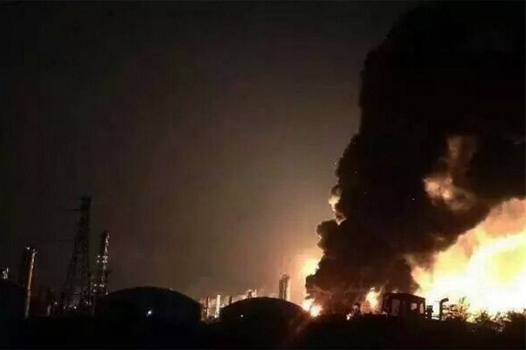 1月20日凌晨,江西上饒市廣豐區一家生產煙花爆竹的花炮廠發生爆燃事故。微博視頻截圖