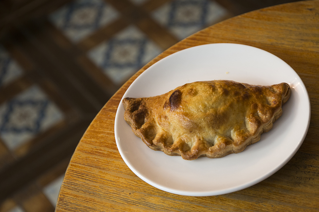 餃子形的Savoury Pie $68,餡料主要是薯仔蓉和碎牛肉,是英國常見小吃。攝:羅國輝/端傳媒