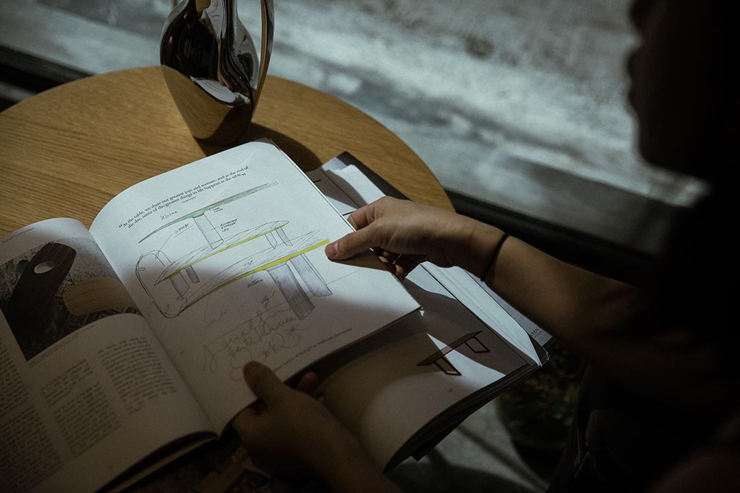 大部分設計師只繪一張簡單草圖,但要真正生產成為椅子,中間的過程要耗費相當長的時間。攝:Billy H.C. Kwok/端傳媒