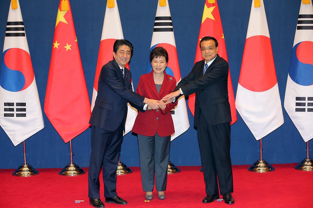 2015年11月1日,日本首相安倍晉三、南韓總統朴槿惠與中國總理李克強在韓國首爾舉行三方會談。會前三人互相握手。攝:Lee Jung-hoon/Yonhap via REUTERS