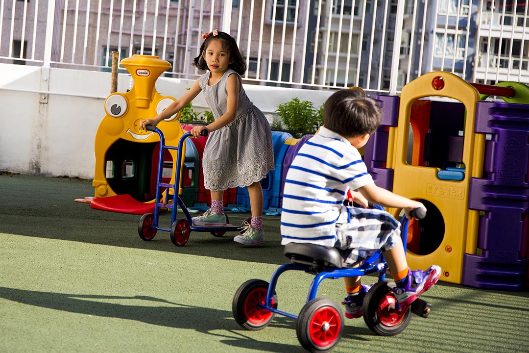 大部分玩意是設計給幼稚園學生,所以較適合6歲以下小朋友玩耍。這遊樂場周一至五4:30後,周六日及公眾假期全日開放,入場費20元便可任玩。 攝:羅國輝/端傳媒
