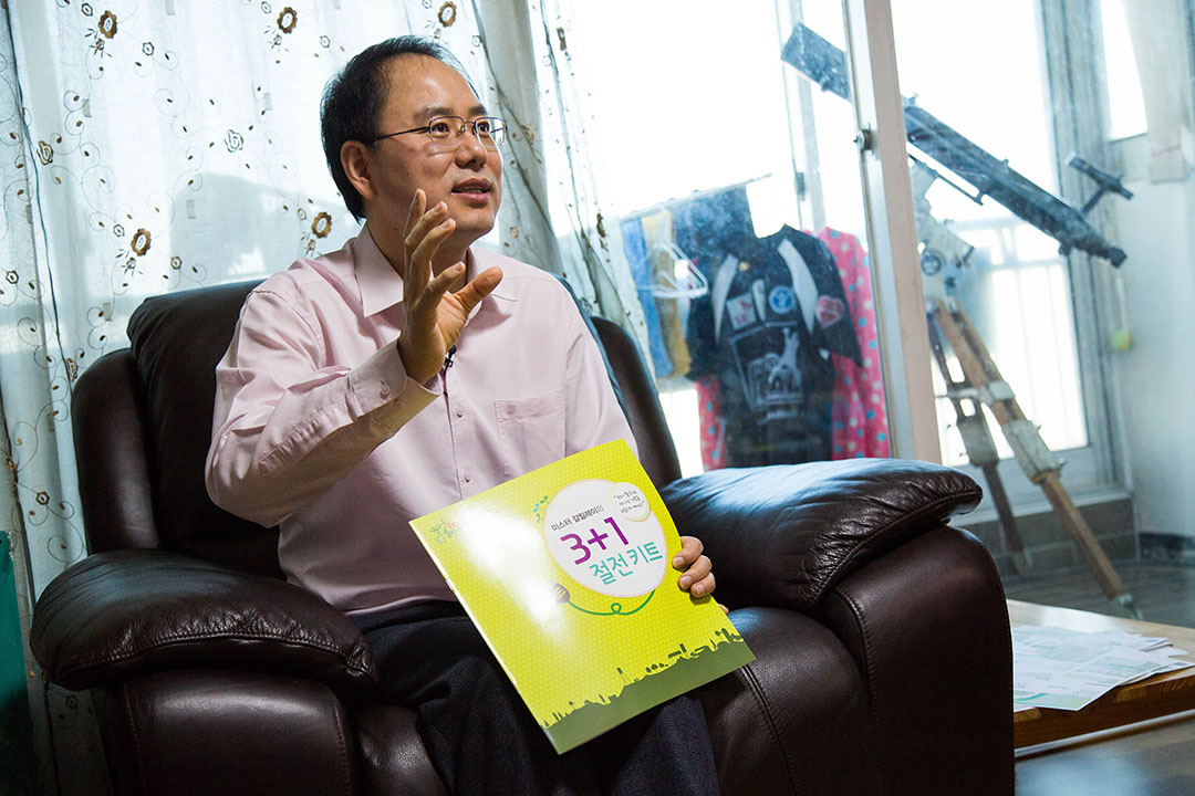 47歲的沈載澈自己撰寫了觀星圖冊《伽利略先生的3+1節能秘訣》,在教人觀星時傳播節能理念。攝:孫賢亮/端傳媒