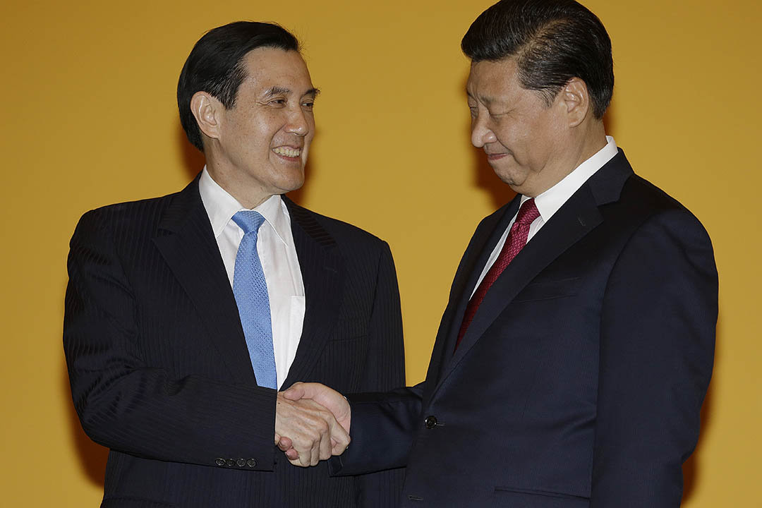 台灣財政部長張盛和近日稱,台灣預計最快2016年初申請加入亞投行。圖為中國國家主席習近平與台灣總統馬英九。攝:Wong Maye-E/AP