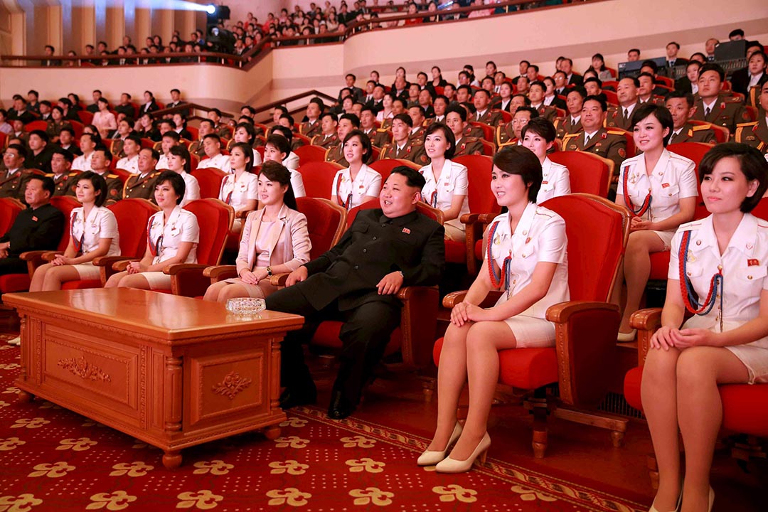 2015年10月19日，北韓最高領導人金正恩跟夫人李雪主出席勞動黨建黨70周年慶祝活動。攝：KCNA via REUTERS