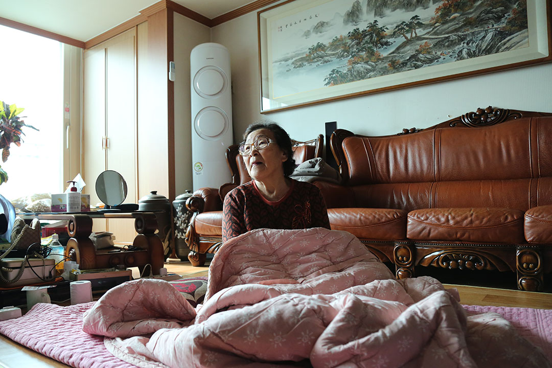改裝了隔熱鍍膜玻璃後的韓國家庭,即使在冬季不開暖氣,室內仍保持溫暖。攝:孫賢亮/端傳媒