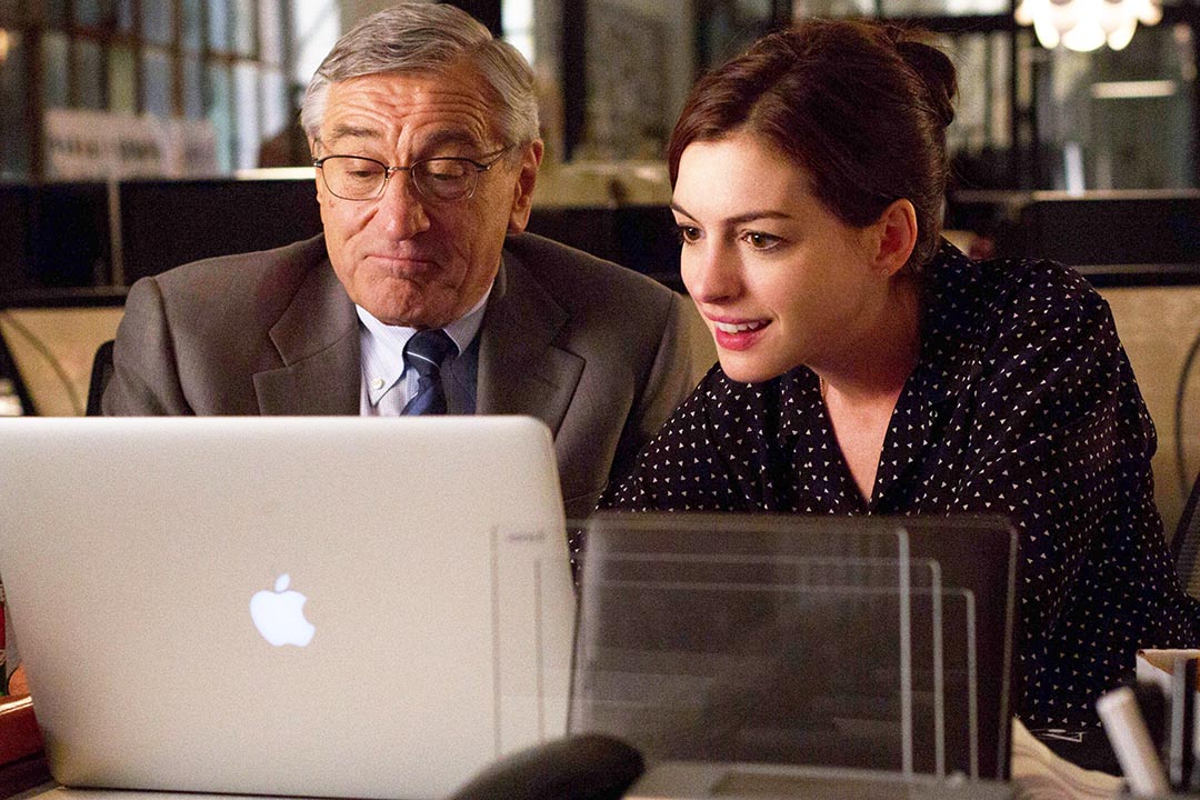 羅拔迪尼路(Robert De Niro)在電影《見習冇限耆》(The Intern)中,飾演一位永遠文質彬彬的長者 Ben,但 Ben 是罕有物種,大部分的老人家都有壞習慣──那些從年輕時開始鞏固根基,不易動搖。人到晚年,更加不屑去改正。圖為《見習冇限耆》(The Intern)劇照。