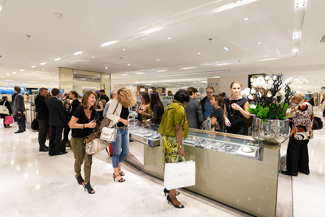 2014年10月2日，巴黎，有首飾牌子在春天百貨店內舉辦宣傳活動。攝：Richard Bord/GETTY