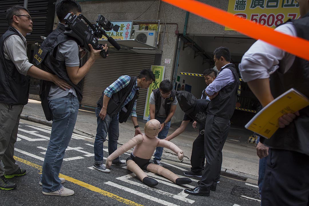 2015年10月19日，一名内地游客怀疑因为购物问题被殴打至重伤，其后死亡。警方将其中一名疑犯──44岁的港人导游胡彦南，押返红磡案发现场重组案情。摄：罗国辉/端传媒