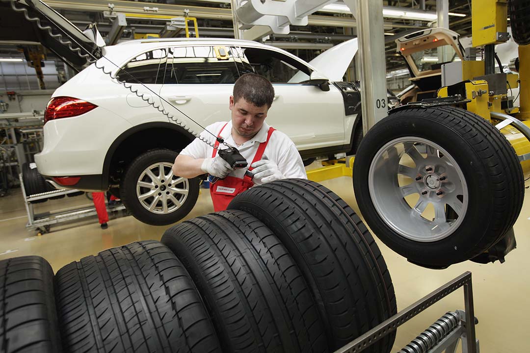 德國萊比錫的保時捷工廠工人組裝保時捷卡宴(Porsche Cayenne)汽車。攝:Sean Gallup/Getty