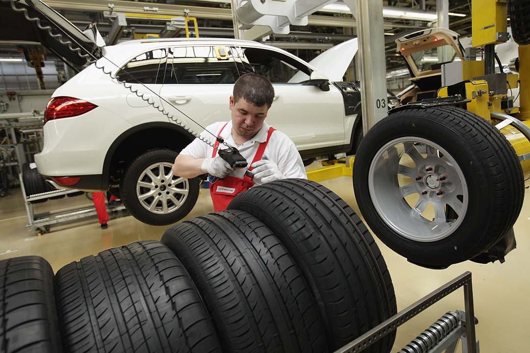 德國萊比錫的保時捷工廠工人組裝保時捷卡宴(Porsche Cayenne)汽車。攝：Sean Gallup/Getty 