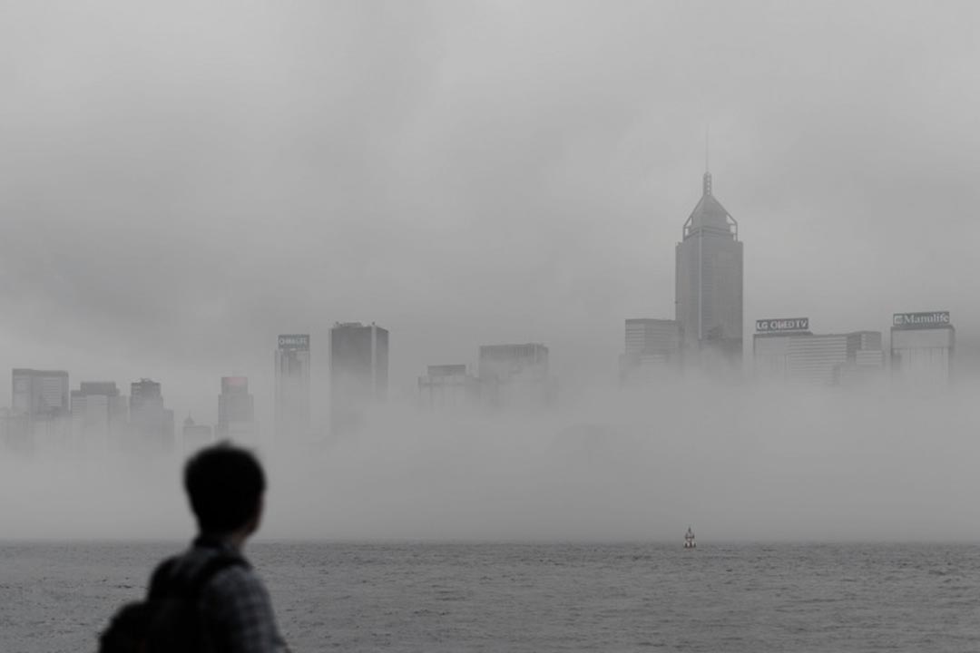 維多利亞港被大霧籠罩。攝：PHILIPPE LOPEZ / AFP