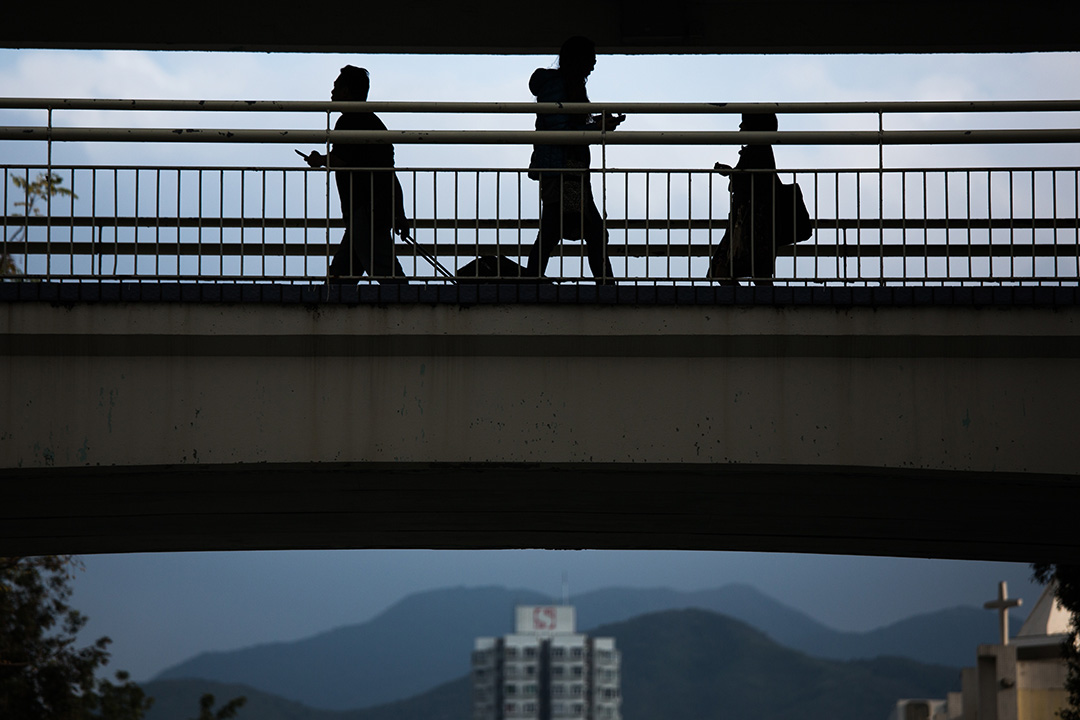 調查顯示，香港買樓壓力大已影響年輕人的生活方式。攝：盧翊銘/端傳媒