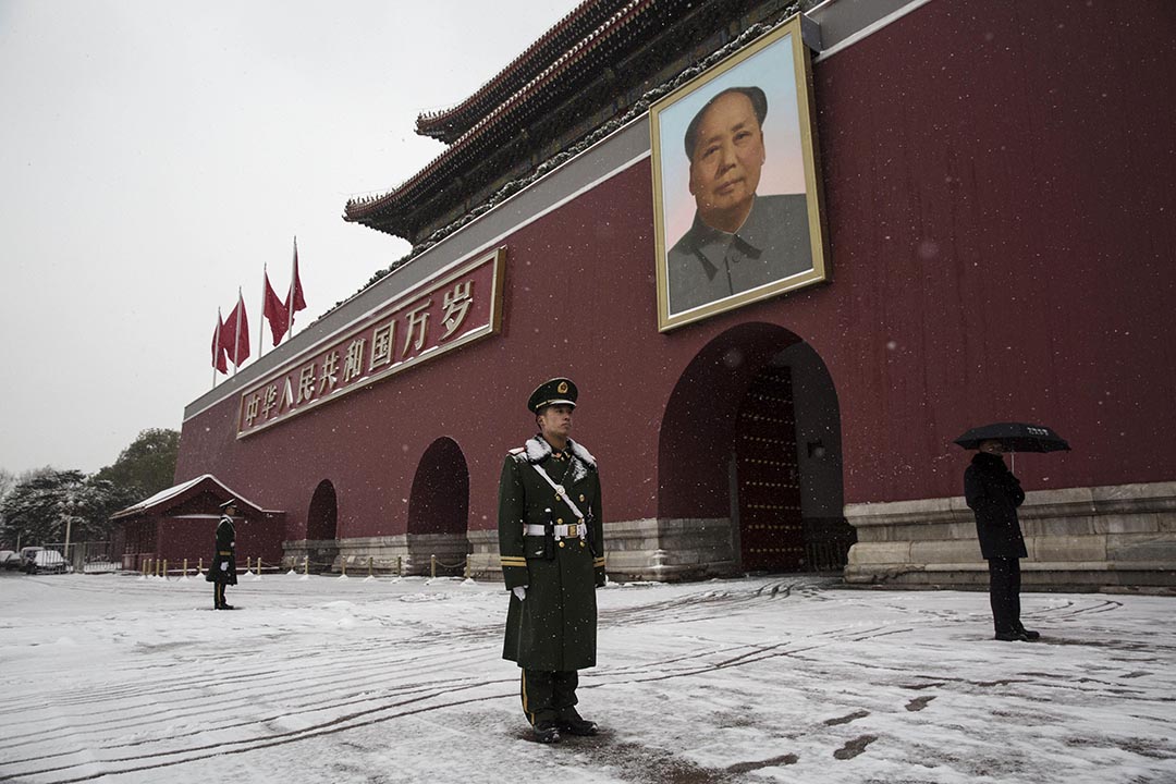 中国武警在天安门外戒备。摄 : Kevin Frayer/GETTY