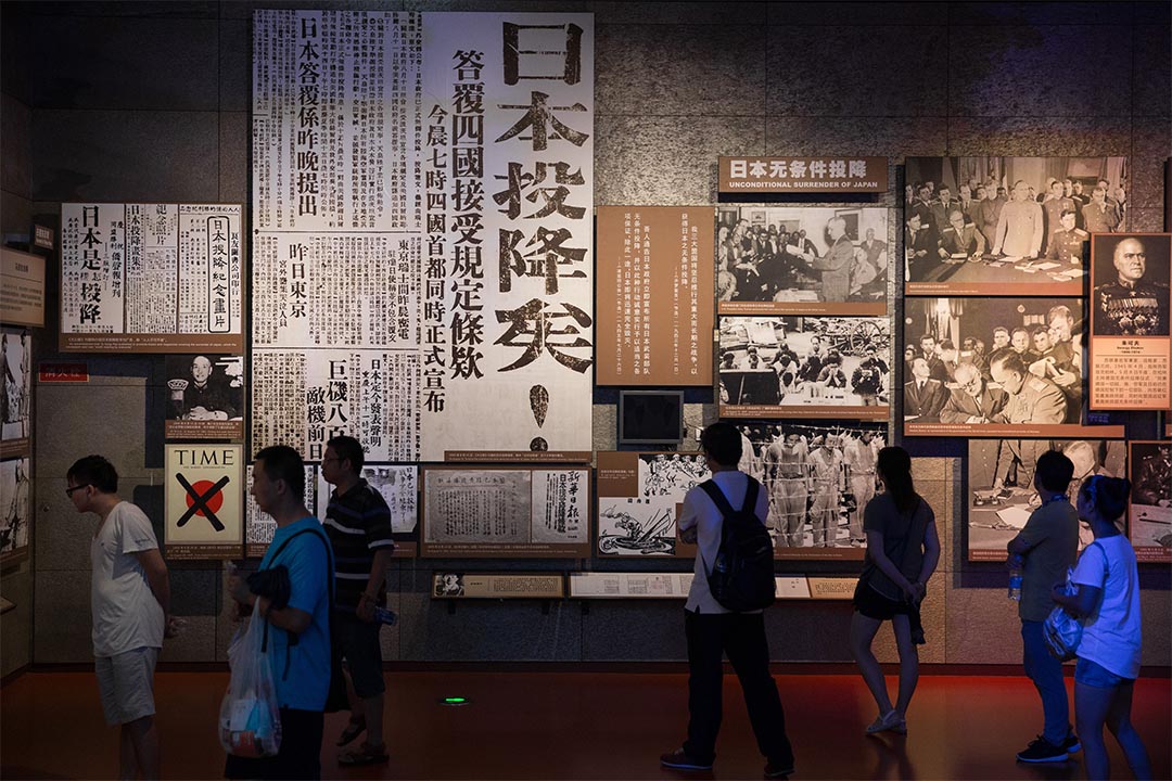 2016年8月14日,江蘇省南京市,人們在南京大屠殺紀念館內參觀。