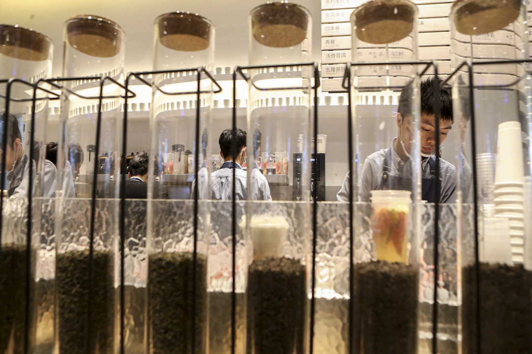 「喜茶」門市通過透明廚房將製作程序展示給顧客欣賞,表現「手作」感。