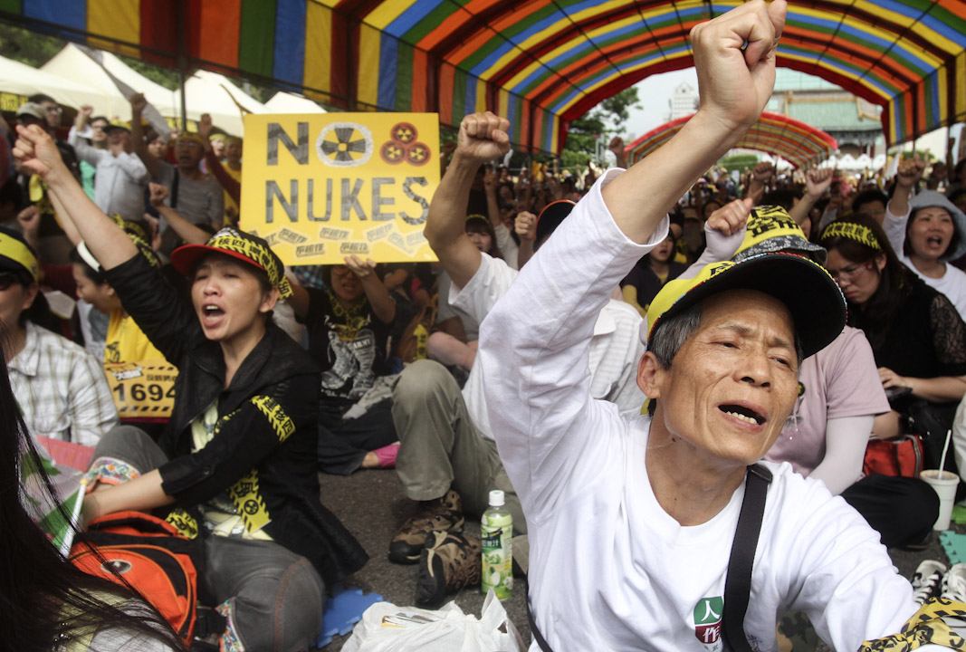 2014年4月27日,台灣反核行動平台當日號召民眾在台北市凱達格蘭大道靜坐,並要求立即停建核能四廠,否則無限期抗爭,占領忠孝西路。