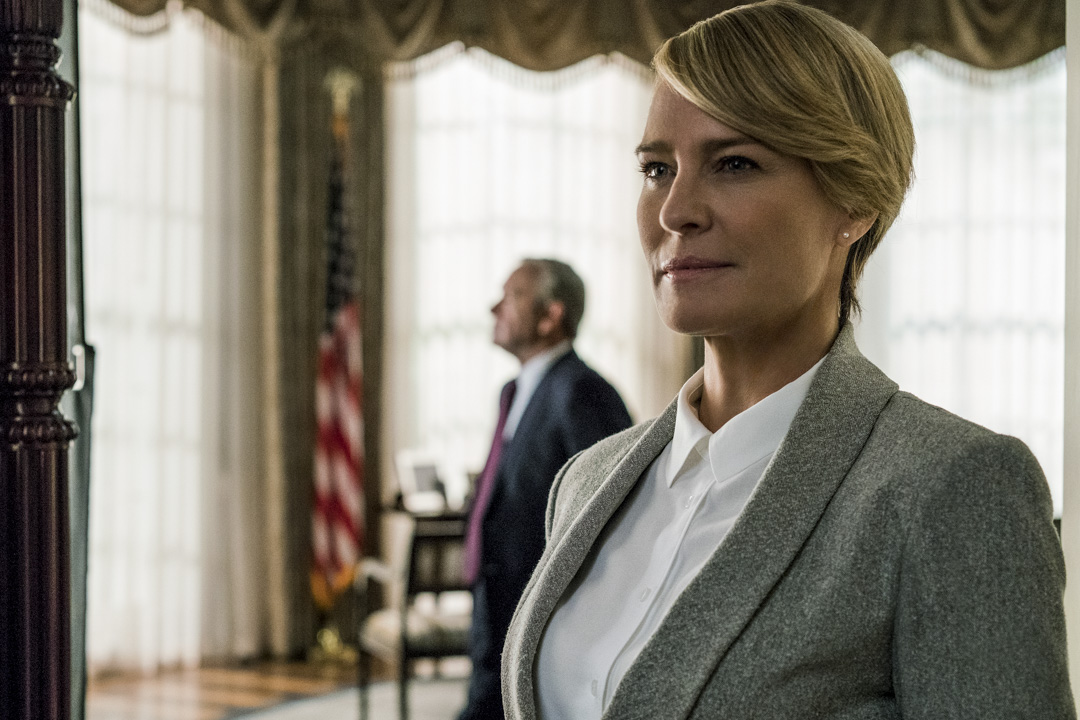劇中飾演第一夫人Claire Underwood的演員 Robin Wright,曾與投資方有過薪酬談判,堅決要求與男主演同工同酬,否則不再續約。