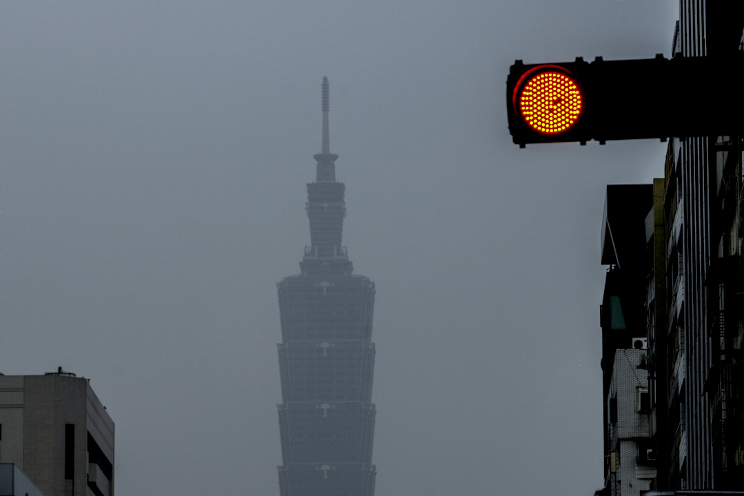 空氣汙染嚴重,台北地標台北101大樓被霧霾遮擋,難以看清。
