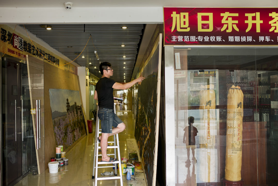2009年落成的「大芬油畫交易廣場」,如今內部已被教授跆拳道和英語的課外培訓機構佔領,燒烤店和網吧環伺四周,畫廊只佔很少。