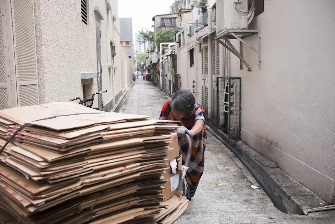 黃月嫻獨力推著堆滿紙皮的手推車,走20分鐘的路,去賣給一家回收舖。