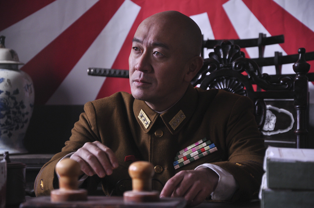 頻繁出演日本軍人,讓三浦研一開始閱讀大量關於抗日戰爭的史料,去中國各地拍戲,也總愛和當地的老人家交流。圖為三浦研一出演「日本鬼子」的劇照。