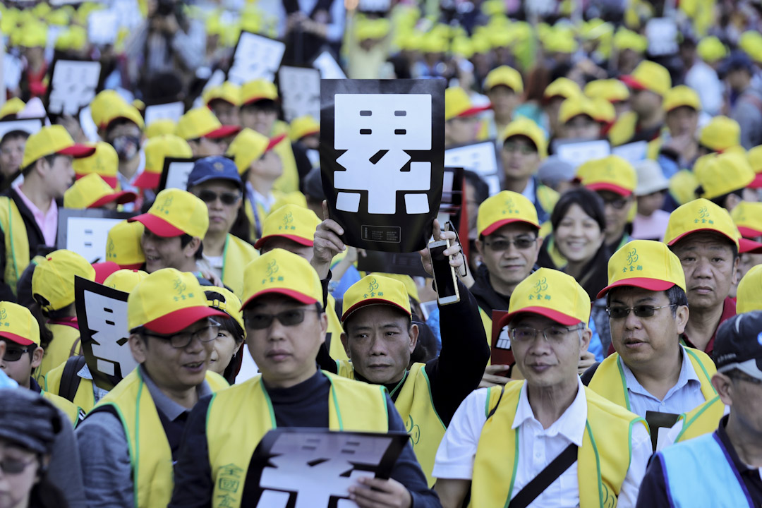 「反勞基法修惡大遊行」,主辦單位估有逾1萬人參加,群眾高舉手中「終止過勞」、「累」標語發出怒吼。