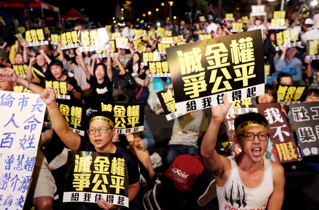 2014年10月4日晚,巢運在台北市仁愛路帝寶外舉行夜宿帝寶活動,抗議民眾在帝寶外舉標語抗議房價居高不跌。