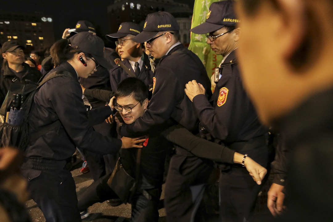 傍晚遊行結束後過百人拒絕離開,在街頭流竄,示威者在台北車站與警方對峙,新凌晨警方進行清場,驅散所有遊行人士。