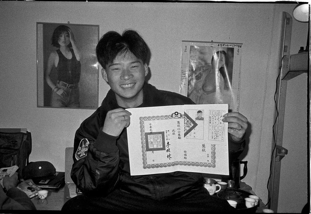 他是陳雅堂,拿著退伍令與陸軍獎狀一副爽的模樣。沒錯,退伍了就是爽!