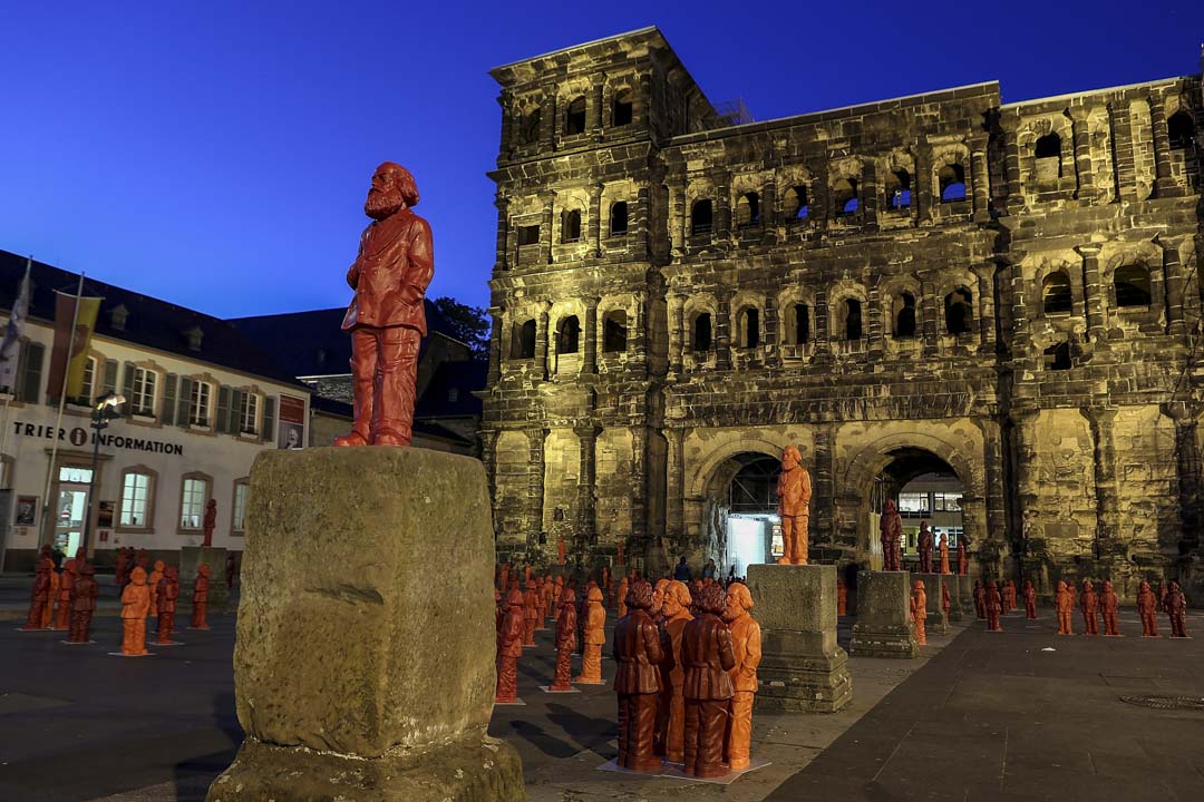 建於公元前170年的古羅馬城門「黑門」(Porta Nigra)前,有數十座紅色的馬克思小人像豎立。
