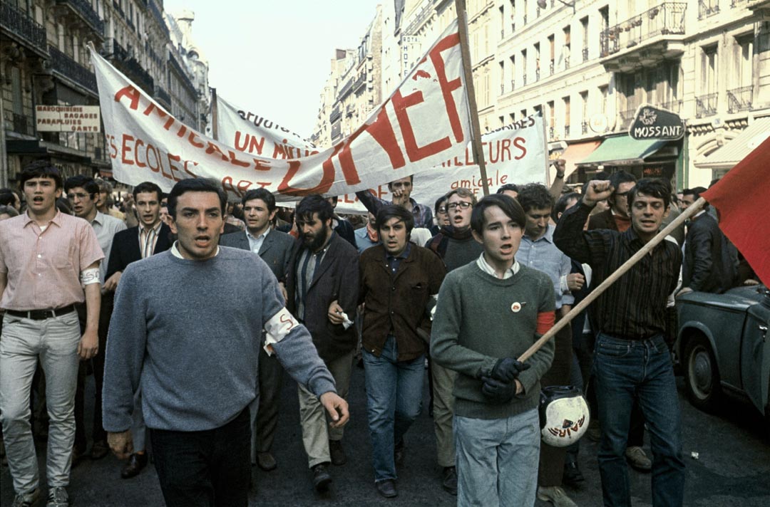 1968年5月1日,學生在巴黎的街上遊行。