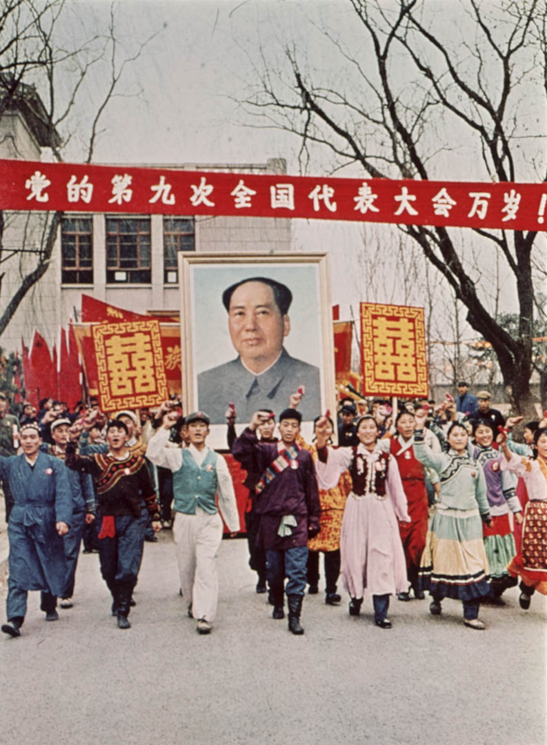 文革期間,中國有人手持毛澤東巨型肖像在街上遊行。