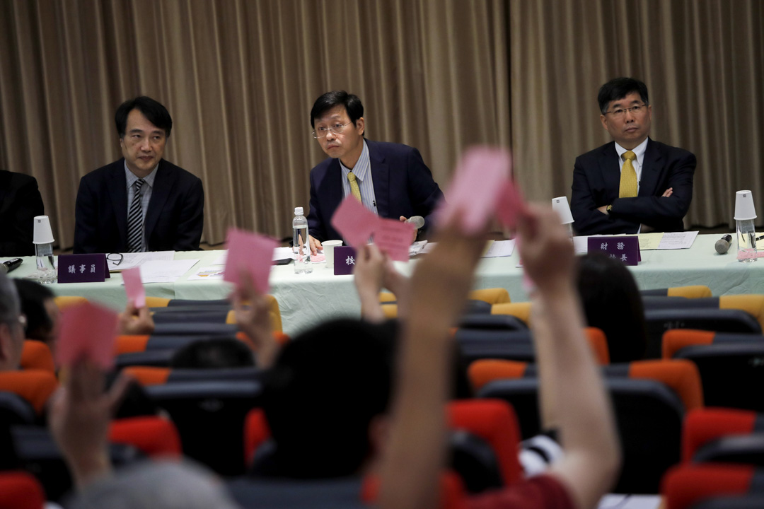 2018年5月12日,台大舉行臨時校務會議,台大代理校長郭大維(中)主持,現場經投票表決通過提案,將要求教育部依法「盡速發聘」。
