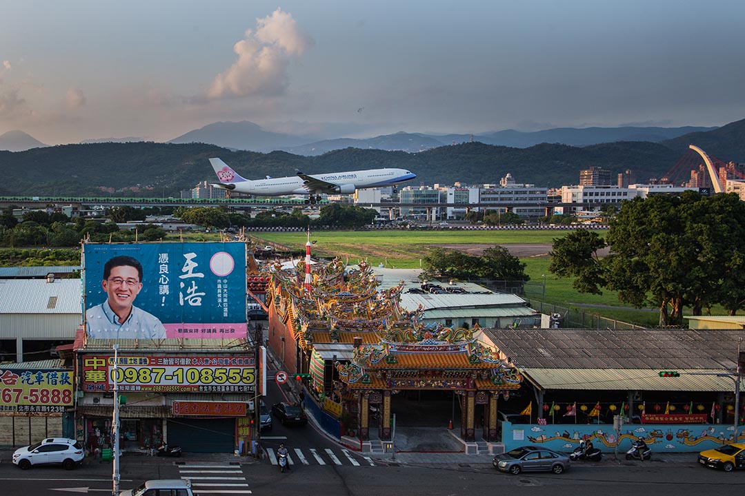 2018年以來,中國壓迫跨國航空公司、旅館連鎖企業,將台灣的名稱加註中國。這些是震懾威嚇性的手法,意在塑造中國強大,台灣弱小,唯有臣服才有出路的印象。圖為台北松山機場。