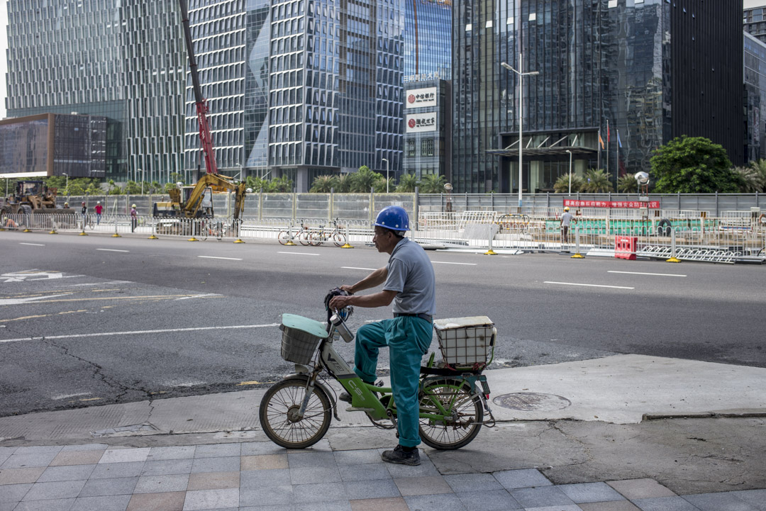 2018年8月31日，全國人大常委會表決通過個人所得稅法修正案，個人入息稅起徵點由每月人民幣每月3,500元提高至每月5,000元，納稅人從1.86億人降至6,369萬人，意味起徵點提高後，比之前約減少1.2億人，中低收入族群受惠最多。 攝：林振東/端傳媒   