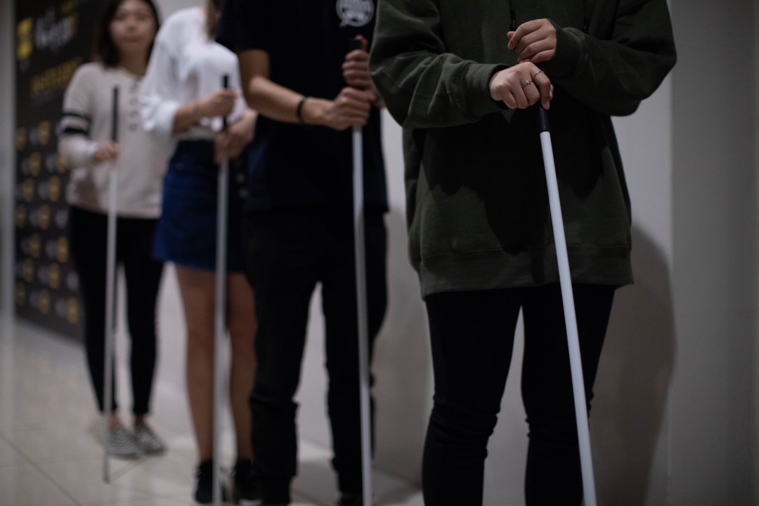 參加者在進場聽員工簡單講解館內的情況、解釋手杖如何使用。