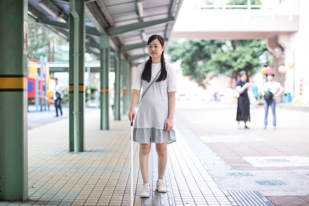 程雪君回憶起10年前失明的那個早上,「早上我還看得很清楚,中午的時候我去睡午覺,醒來後就完全看不見了。」
