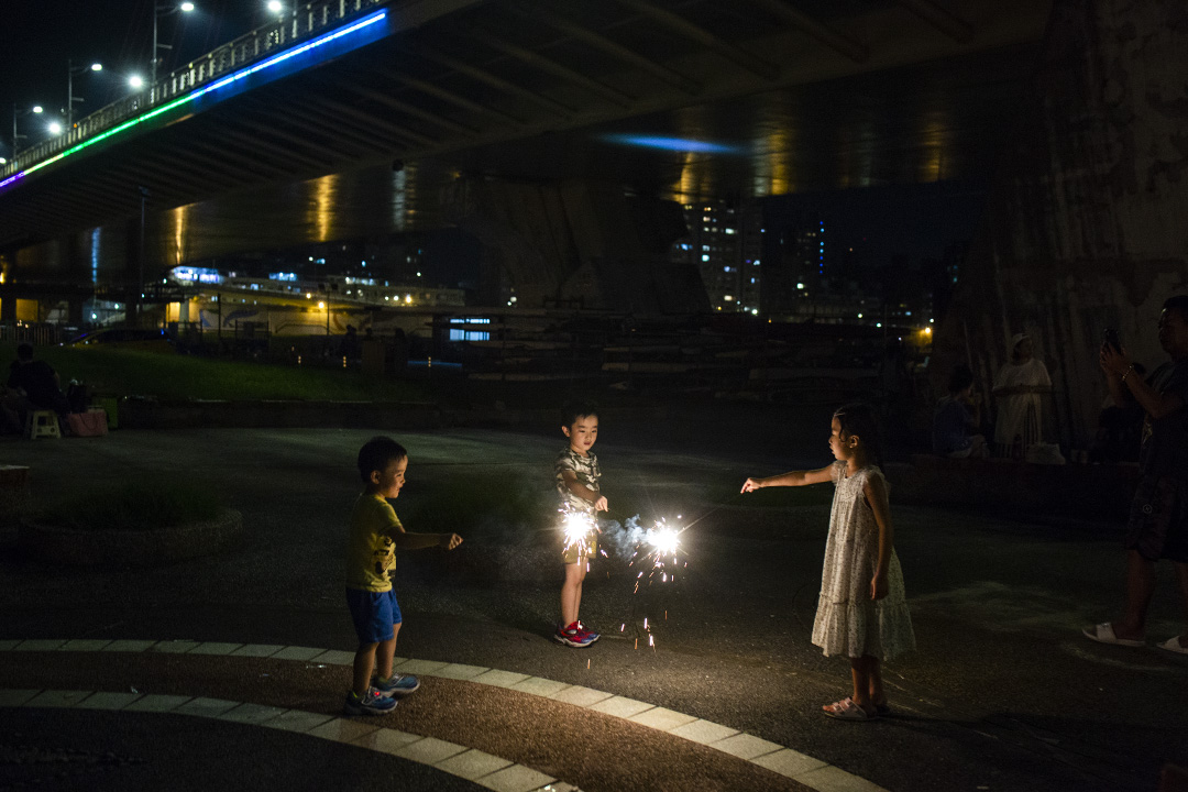 2018年9月23日,兒童在台北的公園內放煙火。
