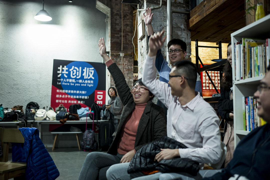 觀眾舉手,希望被挑選可以分享自己的故事。