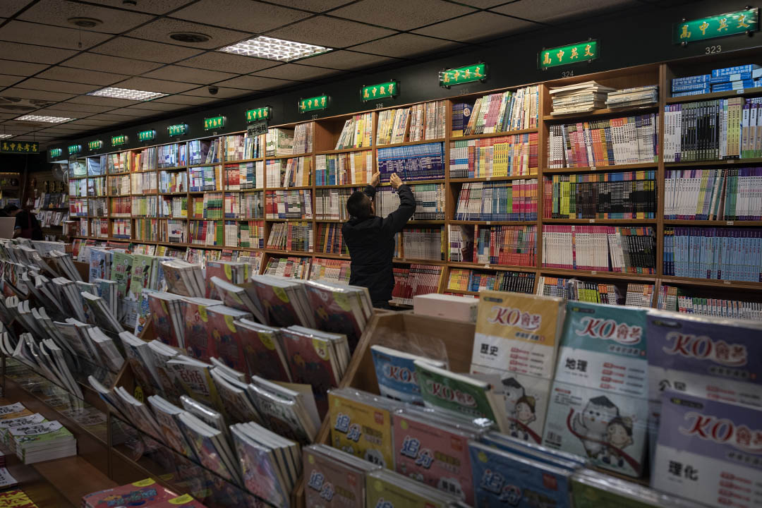 2019年3月11日,顧客在台北的書店內選購參考書。