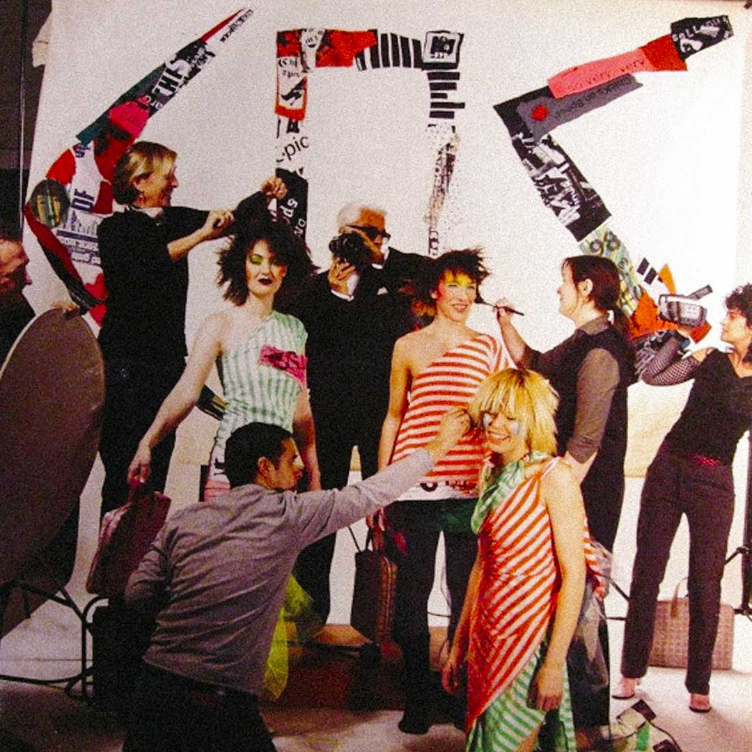 2002年樂隊的< Fashion Rules !>唱片裏,Karl Lagerfeld 不管擔當封面的設計與拍攝工作,更是親自入鏡出現在唱片封面上。