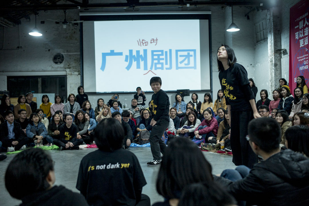 時堅定時憂慮的面孔伴著誇張的身形自劇場圓心不斷向周邊的觀眾湧去。