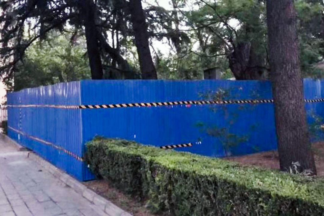 清華大學以藍色圍欄圍著王國維紀念碑。 圖：網上圖片