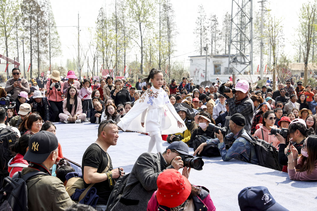 2019年4月6日，江蘇揚州，小童模身穿傳統服裝走秀，吸引眾多市民遊客觀賞。 圖：IC photo 