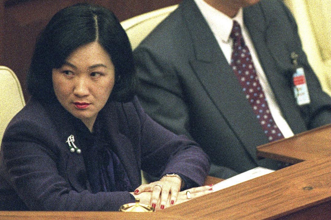 1999至年-2000年間,香港保安局數度訪問內地當局,商談中港移交協議,最終不了了之。圖為1999年,時任保安局局長葉劉淑儀出席立法會。
