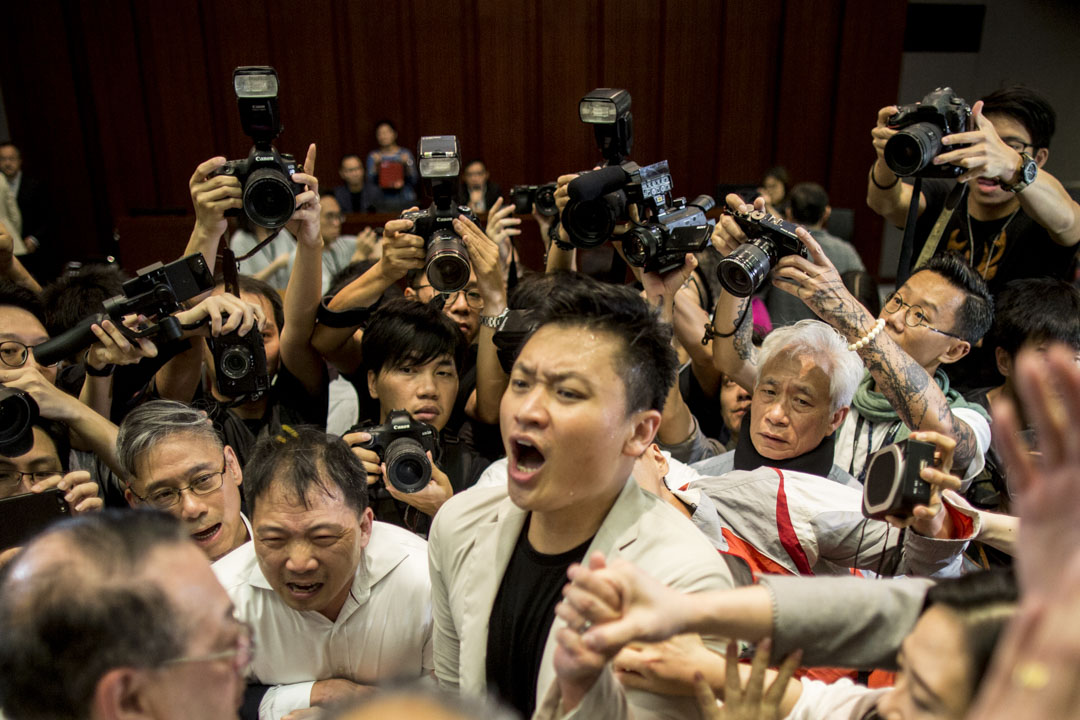 2019年5月11日,石禮謙在數名建制派議員保護下,走進正在進行由涂謹申主持的法案委員會,民主派議員上前圍堵。