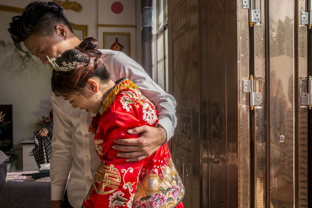 婚禮結束後，小彬與家鄉。