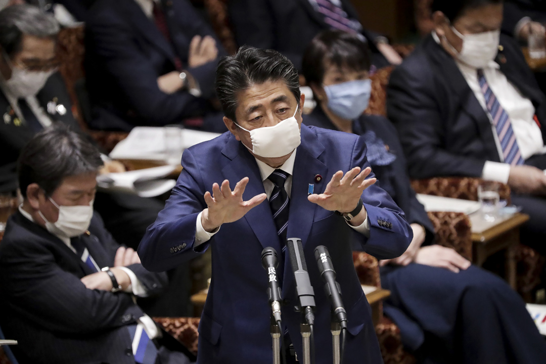 2020年4月1日，日本首相安倍晉三出席東京國會舉行的上議院會議時戴著口罩。