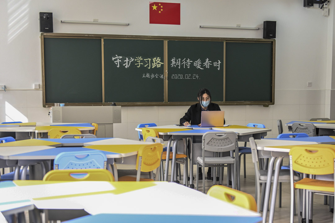 2020年2月24日，廣州一間學校的老師與學生進行網上授課。 